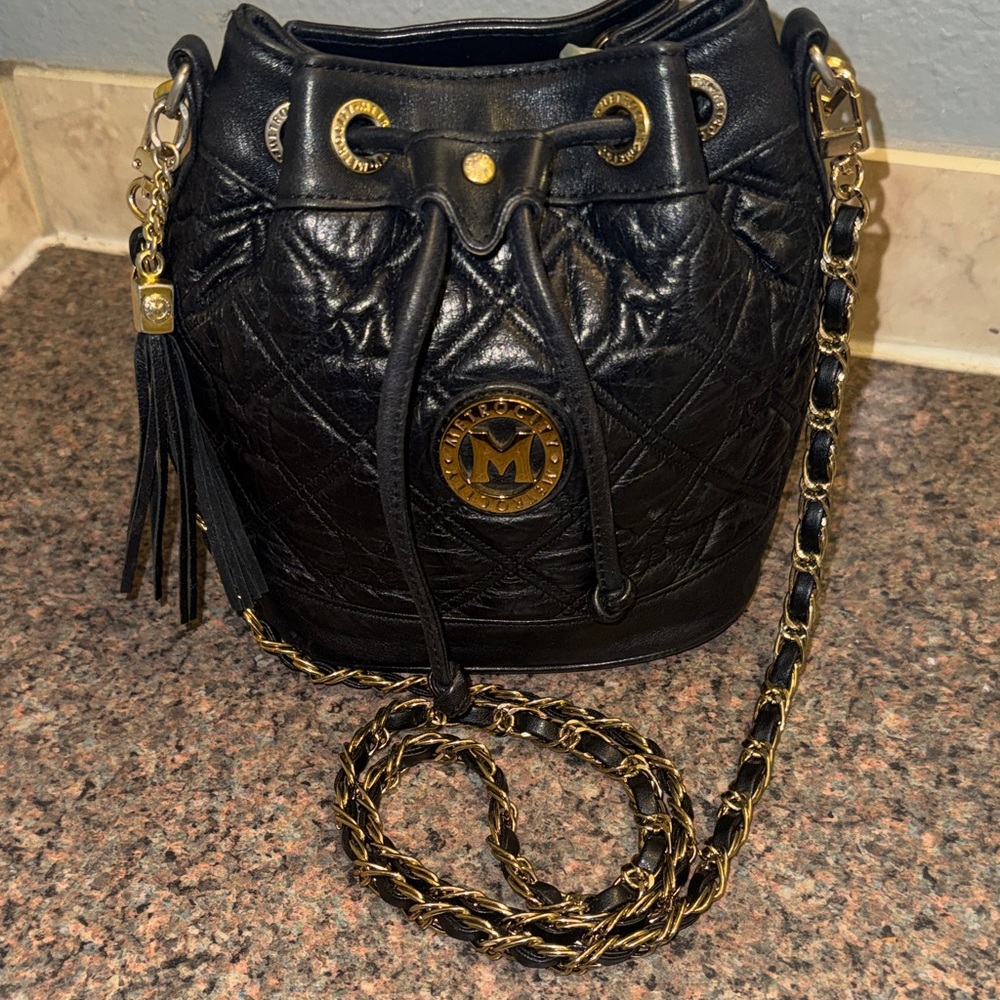 Metrocity Quilted bucket Crossbody with Gold Chain Strap EXCELLENT CONDITION!